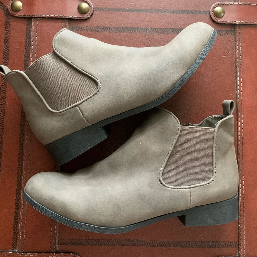 AMERICAN RAG Taupe Brown Suede ADESYRE ANKLE BOOTS Bootie 1" Heel
Women's Sz 8M - Picture 3 of 9